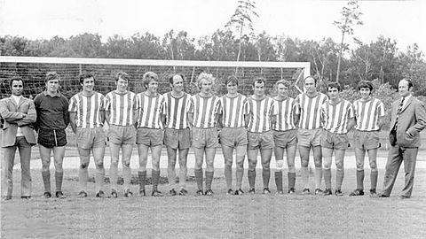 Das Meisterteam (von links): Kapitän Werner Haas (in zivil), Ernst Binder, Wolfgang Dreßen, Erwin Jahn, Alois Sing, Dieter Lang, Viktor Merenda, Peter Rettenberger, Anton Walter, Martin Hördegen, Hans Anderl, Helmut Peter, Helmut Rehm und Trainer Ambros Frey