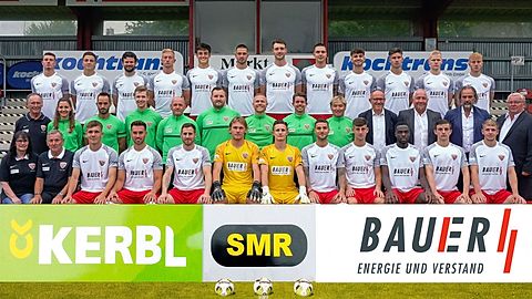 Hintere Reihe (v.l.): Tobias Steer, Daniel Ziegler, Sammy Ammari, Tobias Sztaf, Alekzandar Sinabov, Alexander Spitzer, Lukas Winterling, Marcel Spitzer, Christoph Steinleitner, Moritz Sassmann, Benedikt Orth, Jonas Wieselsberger. Mittlere Reihe (v.l.): Masseur Helmut Kreutzpointner, Physioth. Elisabeth Heilmeier, Physioth. Thomas Ehlert, Physioth. Wolfgang Brandmaier, Fitnesstr. Andy Balck, Torwartr. Stefan Leipholz, Trainer Andreas Bichlmaier, Trainer Marcel Thallinger, Rehatr. Josef Harlander, Sportlicher Leiter Anton Bobenstetter, Kassier Siegfried Werner, 2.Abteilungsleiter Helmut Scheuerer, Vorstand Anton Maier. Vordere Reihe (v.l.): Betreuerin Waltraut Trojovsky, Betreuer Franz Hofschaller, Blin Kelmendi, Samed Bahar, Christian Brucia, Felix Seemann, Andreas Steer, Aleksandro Petrovic, Manuel Mattera, Daniel Muteba, Leon Schmit, Lukas Sehorz.