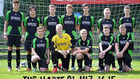 » Hintere Reihe: Kenan Durakovic, Julian Unland, Nils Melcher, Moritz Kampe, Timm Brickwedde, Niklas Bendeich, Max Hüggelmeyer
» Vordere Reihe: Niklas Dinkel, Ruven Jasper, Michel Mayer, Justin Donner, Jannik Mertens
» Es fehlen: Besnik Basha; Trainer Pascal Ellermann; Luca Geertsen; Co-Trainer Michael Lenger

Foto: Nico-Andreas Paetzel