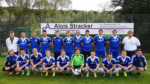 Stehend von Links: 2. Vorstand Aichinger Kurt, Trainer Greil Andreas, Gruber Michael, Ebner Markus, Gruber Simon, Aigner Gerhard, Greil Josef, Aichinger Andreas, Weinberger Markus, Fischer Thomas, 1. Vorstand Niedermeier Roland;
Knieend von links: Staudhammer Daniel, Santl Matthias, Meindorfer Thomas, Elvert Fabio, Aichinger Manuel, Kraus Manuel, Url Alexander, Krampfl Tobias, Winkler Patrik, Greil Martin;
Es fehlen: Santl Michael, Aigner Franz, Sedov Artem, Ebner Marco;