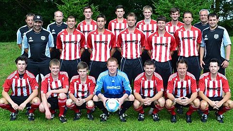 Hinten v.l.: Betreuer Jürgen Beer, Trainer Jürgen Schneider, Andreas Hecht, Tobias Jahrstorfer, Stefan Hegerl, Christopher Wolf, Co-Trainer Klaus Gleißl.
Mitte v.l.: TW-Trainer Gunnar Tries, Dominik Tries, Josef Mayer, Andreas Stark, Thomas Merkl, Bernd Schafberger, Abteilungsleiter Dieter Schmid.
Vorne v.l.: Marco Gesell, Michael Wolfrum, Maximilian Politzka, Stefan Wolfrum, Oliver Tries, Markus Weiner, Patrick Gesell.
Es fehlen: Alexander Beer, Michael Dobmeier, Christoph Gleißl, Sascha Möller, Sebastian Mühlbauer, Manuel Sprödhuber.