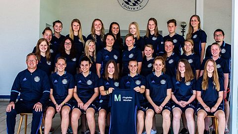 Die Vilslerner Frauenmannschaft 2017/18 präsentiert stolz den Sponsor des Teams, die Flughafen München GmbH!