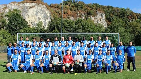 hintere Reihe v. li.:
Steffen Lucassen(1. Vorsitzender), Fabian Brändlin, Michael Riedler, Adama Conde, Sergio Cannavo, Simon Schrodi, Mario Brändlin, Patrick Schöllhorn, Bakary Dampha, Sarjo Jarreh, Marc Haude(Co-Trainer 2. Mannschaft), Justin Ehry und Davide Trefzer
mittlere Reihe v. li.: Andreas Lenz(Betreuer 1.Mannschaft), Christian Haude(Betreuer 1.Mannschaft), David Naxera, Kalifa Sey, Benjamin Naxera, Daniel Palmert(Trainer 2.Mannschaft), Pierre Schneider, Marc Sutter, Michael Motz, Benjamin Schmid, Lukas Derrer, Ronny Diodene, Ebrima Ndow, Sören Krause, Easr Hamad, Manuel Brkic, Christian Götze(Trainer 1.Mannschaft) und Gabriel Vujic(Torwarttrainer)
vordere Reihe v. li.: Marcel Ruch, Markus Jänsch, Daniel Lenz, Gerhard Reinger, Philip Keller, Patrick Kurzbach, Robert Hosni, David Schmid, Phil Grauer, Lukas Reffay und Fabian Elsner