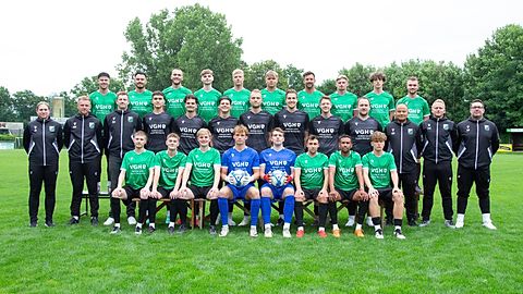 Hintere Reihe (von links): Phillip-Jim Brouwer, Patrick Brouwer, Julian Deppe, Luis Noe, Kilian Tienken, Hennes Büttelmann, Marlo Burdorf, Lasse Thielebeule, Louis Finn Ladwig und Marcel Meyer. Mittlere Reihe (v.l.): Physiotherapeutin Jana Thielking, Betreuer Henrik Wohltmann Sportlicher Leiter Christoph Müller, Leif Andresen, Ylbes Halimi, David Subasic, Niklas Feldmann, Finn-Niklas Klaus, Arne Birreck, Timo Dressler, Co-Trainer Maik Machnacz, Cheftrainer Joshua von Glahn und Torwart-Trainer Marco Piechura. Vordere Reihe (v.l.): Jason Lehmkuhl, Johannes Wegener, Frederik Nagel, Gavin Michaelis, Tom Rode, Sören Wegner, Shaun Minns und Felix Werner. Es fehlen: Dennis Piatek und Jess Götten. (Foto: Julian Berndt)