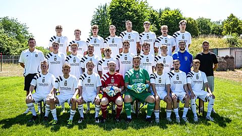 Oben v.l.: Finn Buser, Moritz Weiland, Pascal Buser, Nico Thies, Tobias Deutsch, Leon Buser, Marian Eichel, Philipp Baschab
Mitte v.l.: Jens Albrecht (Trainer), Luca Lill, Tom Krieger, Marvin Rojan, Leon Kraus, Leon Ruffing, Nicklas Schneider, Ben Schug, Leon Frantz, Mathias Kiefer
Unten v.l.: Marius Kobbe, Sebastian Stein, Dominik Deutsch, Oliver Hans, Joel Janes, Marcel Preßer, Julian Boiger, David Bender