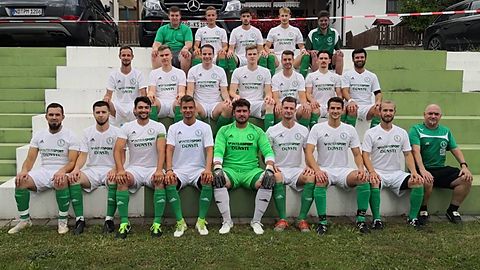 untere Reihe (v. l. n. r.): Zuberi Elmedin, Elezi Semir, Pils Stephan, Jester Daniel, Rechner Nicolas, Pawlak Julien, Hutter Andreas, Forster Matthias, Torwarttrainer Rechner Jürgen
mittlere Reihe (v. l. n. r.): Bekjiri Emir, Krüger Lucas, Räth Christoph, Schneider David, Leidl Michael, Nikolla Patrik, Spielertrainer Deak Dieter
obere Reihe (v. l. n. r.): Barfknecht Maximilian, Nagl Jonas, Rechner Jannik, Straubmeier Simon, Betreuer Braun Jonas