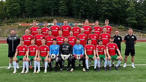 Obere Reihe: Hannes Schaffrath, Paul Uebach, Dennis Klappert, Yasar Tiktemir, Yannick Krapohl, Ruben Klein, Magnus Kappenstein, Silas Supplie,
Mittlere Reihe: Tobias Rosenberger (Co-Trainer), Jonas Uebach, Nils Uebach, Kevin Uebach, Robin Klappert, Chris Stötzel, Manuel Ulbrich, Tom Schutte, Silas Kappenstein, Jonas Becker (TW-Trainer), Nico Hadem (Trainer)
Vordere Reihe: Ruben Reeh, Andre Becker, Marcel Schreiber, Noah Krapohl, Nils Obecny, Eric Bissel, Jannik Freund, Jan Langenbach, Boas Eichenauer
Es fehlen: Ole Wagener, Jannes Lange, Sascha Mönch