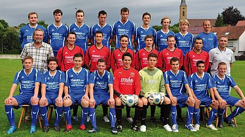 Hinten v.l.: Eberle, Ries, Hofmann, Brecht Markus, Brecht Maximilian, Ziegler, Bender, Fiegle, Kostecki (SpA)
Mitte v.l.: Schön (Sponsor), Kronwald (Trainer), Ulbrich, Günther, Eisele, Werthwein, Yildiz, Schick (SpA)
Vorne v.l.: Bauer, König, Spelthahn, Eichstädter, Benz, Parstorfer, Mrosek, Eisinger, Kretzschmar	Foto: Lörz