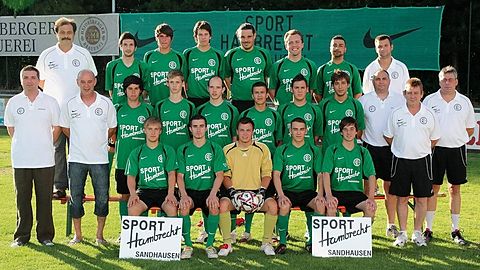Hinten v.l.:Sportvors. Kastner, Alacali, Gottselig, Steinhauser S, Popp, Baranczyk, Saido, SpA Lang.
Mitte v.l.: Finanzvors. Becker, SpA Geiss-Billmeier, Kastner, Grün, Pabel, Hesler, Jung, Knopf, TW-Trainer Anders, Co-Trainer Hartmann, Trainer Steinhauser.
Vorne v.l.: Thome, Transier, Müller, Steger, Lang.     Foto: Pfeifer