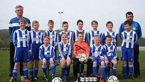 Hintere Reihe (v.l.): Co- Trainer Andreas Hoffmann, Hannes Schröter, Paul Hoffmann, Mads Kolbe, Leon Kaufhold, Jonas Hitzing, Markus Merker, Maurice Koch, Oskar Rüdiger, Trainer Thomas Schneider
Vordere Reihe (v.l.): Renè Schneider, Nele Wiese, Yannis Kirchhoff, Jeremy Winter, Gianluca Dockhorn