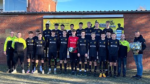 hintere Reihe v.l.n.r. Moriba Sylla, Alex Pichiu, Bekim Ahmeti, Luca Iancu, Jason Hangl, Vincent Krause, Jan Winkeler, Kapitän Finn Feye
vorne v.l.n.r. Trainer Gerhard Herr, Co-Trainer Luca Schleper, Lionel Miller, Nils Abeln, Nichita Ciobanu, Joel Leinweber, Carlo Koch, Bernard Willen, Amir Haxhiolli, Jonathan Casselius, Noah Lückmann, Tom Breher, Yanneck Schweers, Betreuer Maik Gäbel, Trikotsponsor Eugen Leinweber
es fehlen: Erfan Jafari, Fathi Alshaboo, Mehrdad Halimian, Thure Mastall, Paul Wenner, Arthur Schemberg, Lennard Hellbernd