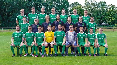 SV Raspo Lathen: (1. Reihe, vorne, sitzend v.l.) Tobias Möhlenkamp, Christian Cordes, Alexander Kramer, TW Matthias Lücken, Daniel Ahillen, TW Lukas Köttker, Simon Böwer, Louis Eggemann und Michael Wiggethale, (2. Reihe, stehend, v.l.) Sebastian Wübben, sportlicher Leiter Thomas Gerdes, Physiotherapeut Wolter Maat, Trainer Frank Gerdelmann, Co-Trainer Daniel Kleymann, Co-Trainer/Torwarttrainer Jens Westerhoff und Björn Wieborg, (3. Reihe, stehend, v.l.) Niklas Janßen, Dennis Dickmann, Tim Gerdelmann, Patrick Jansen, Nils Kröger, Matthis Kröger und Timo Röttger. Es fehlen: Bernd Dultmeyer, Julius Klaßen, Stefan Perk, Jannik Siegner, Paul Wolters, Tobias Wübben, Foto © Picturepower / Scholz