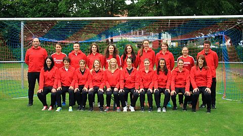 Reihe stehend (v.l.): Trainer Robert Knobloch, Priska Krug, Sarah Hummel, Theresa Sauerwein, Milena Milentijevic, Claudia Rude, Barbara Schöffl, Corinna Wilms, Bianca Harrer, Co-Trainer Gerd Oexle
Reihe sitzend (v.l.): Rosi Albrecht, Nadine Krause, Stefanie Oexle, Yvonne Budkow, Natascha Neugebauer, Carina Sill, Amelie Weiß, Anna Böschek, Nadja Röder, Nicole Ganser
Es fehlen auf dem Bild: Stefanie Laupheimer, Eva Rehklau, Carmen Willburger