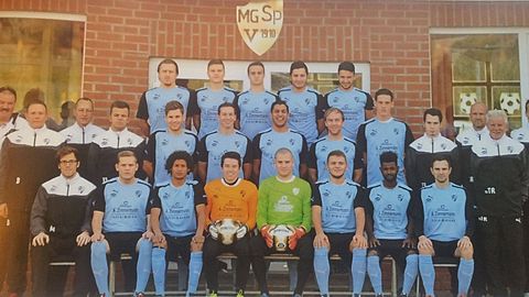 obere Reihe von links: Thomas Stryja, Yannick Müller, Philipp Kremer, Celil Günes, Can Bay
mittlere Reihe von links: Teammanager Andreas Zimmermann, Betreuer Dirk Oberüber, Betreuer Jürgen Geuskens, Marco Götz, Sebastian Brahtz, Nico Hermanns, Matty Langen, Markus Kleff, Sascha Büttgenbach, Kevin Schmitz, Trainer Markus Lehnen, TW-Trainer Hartmut Schürings, Co-Trainer Timo Mungan
untere Reihe von links: Physiotherapeut Benedikt Benten, Phillip Bolten, Michael Harrison, Niklas Schnitzler, Sascha Kinna, Marvin Koch, Simon Stenmanns, Matthias Smyczek
Es fehlen: Christian Boes, Tobias Busch, Ibrahim Pehlivan, Kelly Matton