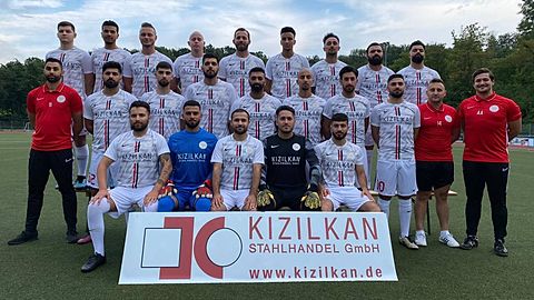 Obere Reihe von links: Kaan Güreli, Rodi Kirici, Thomas Winder, Kevin Schürstedt, Avdyl Haliti, Nour-Eddine Mojib, Burak Gözlü, Murat Kali, Juliano Igrek, Mittlere Reihe von links: Pano Triptsis (Co Trainer), Baris Yurtsever, Miran Kizilkan, Okan Hastürk, Dogukan Kurt, Alican Yildirim, Hüseyin Yilmaz, Mert Karacali, Dirim Firat (1. Vorsitzender), Aziz Akpinar (Trainer), Untere Reihe von links: Sergen Yildirim, Kalid Nouzad, Diyar Semo, Anil Sirin, Ziad Yasar. Es fehlen: Atilla Koz, Umut Anil und Gor Harutyunyan
