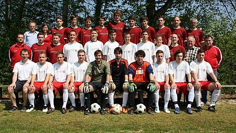 hintere Reihe von links: 2. Vorstand Hans Kudlich,Physiotherapeutin Betty Ballmann, Thomas Knyrim, Thomas Rabauer, Thomas Hoffmann, Manuel Sattler, Jakob Maier, Rupert Hohenester, Stefan Niederauer, Andreas König, Florian Hopfensperger, Herbert Sittenauer
mittlere Reihe von links: Trainer Christian Forster, Florian Geltl, Markus Forster, Rudi Maier, Sebastian Spitzlberger, Anton Ivanica, Christoph Holland, Stefan Reithmeier, Julian Stahn, Thomas Finsterhölzl, Vorstand Martin Hohenester, Trainer Gunther Fydika,
untere Reihe von links: Abteilungsleiter Stefan Hopfensperger, Christopher Schlinkmann, Michael Hohenester, Viktor Sattler, Christian Gammel, Stefan Hoffmann, Anton Hohenester, Patrick Weiß, Daniel Steinhauser, Dominik Dombrowski