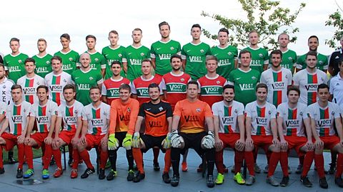 H.v.l.: Thomas Gekle (Trainer 2. Mannschaft), Hannes Kienhöfer, Fabian Möbius, Agon Zeqiri, Tim Maier, Fabian Volz, Robin Dickmann, Philipp Reinhardt, Felix Herr, Christian Hille, Andreas Enchelmaier, Nico Märkle, Alexander Rafensteiner, Jochen Holl (Trainer 1. Mannschaft)

M.v.l.: Ralf Haag (Co-Trainer), Jens Geiselmann, Maurice Huber, Dominik Ruelius, Kevin Klaus, Sebastian Rödiger, Markus Straub, Pascal Geiselmann, Mathias Schadenberger, Pit Maurer, Fabian Ludwig, Fabio La Rossa (Co-Trainer), Manfred Mayer (Betreuer)

V.v.l.: Anja Schneider (Sanitäterin), Jonas Hammeter, Tobias Schädler, Stefan Ecke, Patrick Geschwentner, Jonas Bailer, Yannik Mangold, Manuel Fetzer, Michael Vorwalder, Kevin Willmann, Jonas Ott, Uwe Scheck, Timo Janz, Lars Herrmann