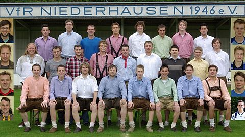 Der Kader des VfR Niederhausen (Erste und Zweite) im "Freizeitlook" in der Sommerpause.