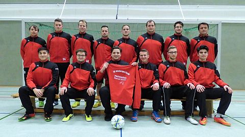 Oben von links: Niko Hördemann (Trainer), Tim Köhne, Andre Weintritt, Robin Roski, Michael Versen, Enrico Voss, Hüseyin Ayan, Yilmaz Karabel
Unten von links: Mark Willberg, Daniel Bender, Furkan Kahya, Steffen Stieneke, Stefan Peters, Enes Kahya