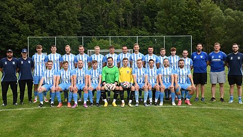 hinten v. links nach rechts: Matthias Eberhardt (Co-Trainer), Daniel Paulus (Cheftrainer), Patrick Henkel, Willi Schmidt, Karl Güntzel (MK), Florian Kambach, Richard Müller, Paul Mitzenheim, Felix Urban, Maximilian Donner, Christian Hambsch, Fabian Eisenhardt, Toni Pfütsch, Marc Jacobi, Daniel Garber-T. (Mannschaftsleiter), Marco Reimpell (Torwarttrainer), Willi Kraußer (Physio)
vorne v. links nach rechts: Hannes Trier, David Reichardt, Sebastian Güntzel, Xaver Thiel, Jonathan Morgenroth, Hannes Dietz, Fabio von Dornis, Leo Meyer, Tobias Güntzel, Leon Höfer

es fehlen: Lukas Fuchs, Lars Leipold