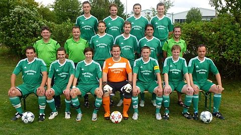 sitzend vorne links: Wellenhofer Thomas, Korber Matthias, Weinzierl Reinhard, Speiseder Thomas, Bacherl Karl, Korber Franz, Hartl Johannes; 2. Reihe von links: Trainer Frank Dieter, Co-Trainer Scherzer Christian, Dietl Benjamin, Stern Michael, Blümel Benjamin, 1. Abteilungsleiter Wallner Xaver; 3. Reihe von links: Hien Stefan, Haimerl Franz-Xaver, Hatzl Markus, Biendl Ulrich