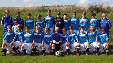 Hintere Reihe von links: Trainer Martin Birnbeck, Trainer Stephan Englbrecht, Jonas Grünbeck, Tim Englbrecht, Michael Meier, Simon Gutsmiedl, Fabian Schild, Lukas Wittmann, Calvin Zethmeier, Peter Auchter, Trainer Karl-Heinz Dietl; vordere Reihe von links: Timo Fröschl, Dominik Dietl, Thomas Bauer, Christoph Strauß, Bastian Siedler, Josef Alzinger, Lukas Strauß, Felix Farahmand, Niklas Bauer, Michael Seidler, Andreas Wallner