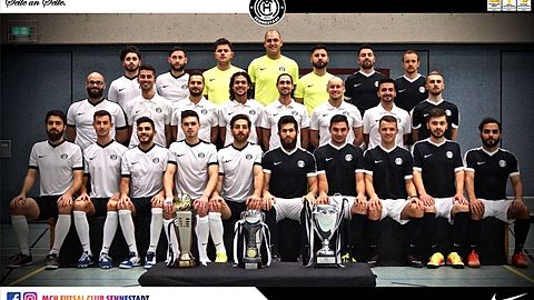 MCH Futsal Club Sennestadt | Team 2017/18

Vordere Reihe sitzend von links:
Oğuzhan Zorlu, Vidoje Matić, Memos Sözer, Aytürk Gecim, Hakan Güzel, Ibo Kalemci, Serdar Öksüz, Dave Stroisz, Selçuk Sevimci &amp; Ersin Gül

Mittlere Reihe stehend von links:
Cavit Zorlu, Tayfun Durmaz, Hakan Kocaman, Adem Kacar, Yasin Kacar, Siba Rauch, Cengiz Aykanat &amp; Furkan Ars

Hintere Reihe stehend von links:
Mahdi Yassine, Hakan Erdem, Arian Keller, Berkay Yilmaz, Kadi Dibra, Cem Kılıç &amp; Cleverson Pelc

Auf dem Foto fehlen:
Anil Sirin, Kamal Awsse, Benjamin Kolodzig, Mahmoud Gharsallah &amp; Serhat Kott

Reihenfolge der Pokale vorne von links:
Westdeutscher Pokal, Westdeutscher Meisterpokal &amp; Westfalenpokal