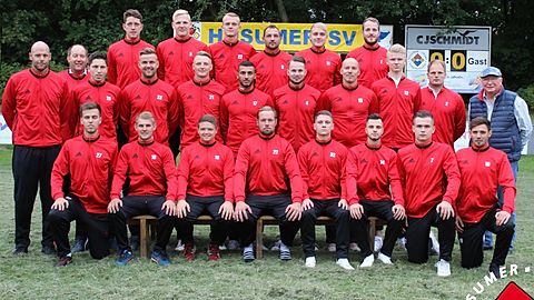 hintere Reihe: Luca Steen · Marvin Matthiesen · Niklas Ludwig · Benjamin Gielow · Luca Sander · Chris Bielinski
mittlere Reihe: Momme Reinhold · Arne Strohscheer · Marc Koschenz · Bosse Wullenweber · Valentin Godt · Tarek Yassine · Marco Nagel · Fabian Wobig · Hendrik Fleige · Torsten Böker · Bernd Friedrichsen · Dieter Schleger
vordere Reihe: Tobias Wetzel · Henning Lorenzen · Finn Christiansen · Jan-Eric Lorenzen · Sascha Feller · Kevin Knitel · Fabian Arndt · Daniel Hornburg