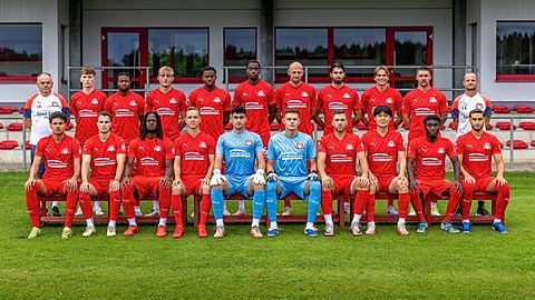 Hinten: Trainer Ingo Kahlisch, Leo Kristian Schönemann, Marcito Vicente, Moritz Fehlberg, Christiantus Nnanna Onu, Hachim Abdou Salam Abal, Justin Gerlach, Yunus Solak, Joshua Bateman, Jerome Leroy, Co-Trainer Sven Ahlendorf. Vorne: Rafael-Kevin dos Santos, Luka Zdep, Yohji Irvan Kore, Finn Hinze, Simeon Hawwary, Tom Sebastian, Nico Donner, Gia Huy Phong, Salomao Nafilo, Salih Aktürk. Es fehlt: Nima Amiri (verletzt).