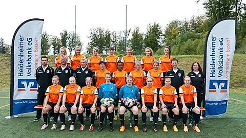 Hintere Reihe v.l.: Leonie May, Katharina Zembrod, Franziska Schüßler, Verena Hörger, Julia Wiedenmann, Antonia Di Muro, Vanessa Lindner
Mittlere Reihe v.l.: Co-Trainer Harald Fronmüller, Trainer Dietmar Sehrig, TW-Trainer Wolfgang Drechsler, Nadine Neumann, Tigi Bah, Laura Szatzker, Jana Benkisser, Betreuer Michael Knoblauch, Betreuerin Claudia Knoblauch
Vordere Reihe v.l.: Ann-Kathrin Schubert, Ann-Kathrin Haecker, Tamara Landgraf, Laura Rettenmaier, Alina Stürmer, Ramona Schmid, Janina Liber, Kristin Haecker
Es fehlen: Miriam Glatzel, Leonie Schäfer, Lisa Döllinger