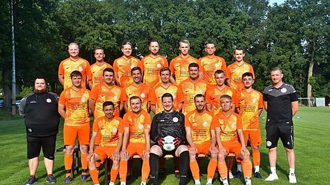 Hintere Reihe von links nach rechts: Lenn-Mika Reiter, Thorben Blome, Mirko Wichern, Frithjof Worthmann, Kevin Braber, Robert Bellmann, Jannik Müller
Mittlere Reihe von links nach rechts: Trainer Sebastian Bettinger, Thorben Appel, Chris Niklas Holstein, Philipp Cordes, Viktor Michaelis, Florian Appel, David von Höveling, Philipp Urbas, Co- Trainer Torben Peters
Vordere Reihe von links nach rechts: David-Tang Knie, Kapitän Daniel Gonscherowski, Leon Henke, Tom-Lennart Hüsing, Nico Gonscherowski

Es fehlen: Kevin Hein, Lennert Braber, Thorsten Weiß, Pirmin Lang