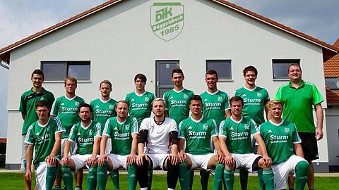 hintere Reihe von links: Andreas Muschaweck, Spielertrainer Stephan Handl, Dominik Fleischmann, Christian Haas, Peter Muschaweck, Andreas Häusler, Michael Gerngroß, Betreuer Andreas Sturm
vordere Reihe von links: Alexander Schlierf, Johannes Kraußer, Maximilian Kraus, Felix Kraus, Alexander Sossau, Laurin Sinke, Damian Graf

Foto: Wolfgang Rupp