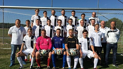 Hinten von links: Dennis Hübner, Maik Reinartz, Spielertrainer Viktor Bauer, Ali Akbayir, Basar Isler, Lars Hofmann und Jörg Hennig.
M.v.l.: 1. Vorsitzender Martin Reinartz, Nico Schneider, Lukas Fertig, Philipp Seemann, Marco Wahrheit, Stefan Markworth, Christian Löbel, Spielausschuss Dominic Wöber, Co-Trainer Jürgen Diehl und 2. Vorsitzender Andreas Täubel.
V.v.l.: Tim Steiger, Andre Reinartz, Marcel Täubel, Max Berres und Jan Hofmann