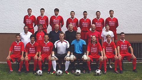 Hinten v. links: Müller Jens, Schmitt Thomas, Niemann Thorsten, Ostriz Manuel, Güngör Firat, Neundörfer Jan, Mikitow Andreas.

Mitte: Spielausschussmitglied Hafenecker Reiner, Trainer Hager Christian, TW- Trainer Schmitt Karl- Heinz, Spielleiter Schütz Dieter, 1. Vorstand Neundörfer Christian, Spielausschussmitglied und Spielleiter 2. Mannschaft Dörr Michael.

Vorne v. Links: Biskup Lukas, Schütz Dominik, Geheeb Johannes, TW Schütz Daniel, TW Schneider Matthias, Kapitän Döllinger Dominik, Will Domenique, Smyrak Benni.

Es fehlen: Physiotherapeut Therapeut Kainer Michael, Spielausschussmitglied Bühner Daniel.
Es fehlen Spieler: Finnemann Marcel, Erhardt Florian, Kemmer Fabian, Kleilein Christoph, Schneider Daniel
