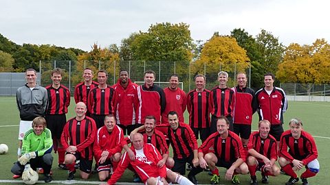 hintere Reihe von links:
Grüten Stefan/Steinmeier Stefan/Stolzenberg Markus/Pech Gregor/Arlanda Revelino/Schakowsky Sebastian/Koscien David/Krausse Detlef/Hardy Andre/Fröhmelt Konrad/Vogel Mike