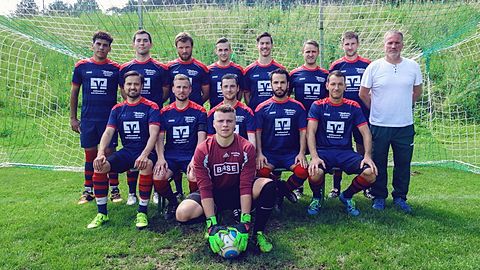 Oben v. l.: Walid Mahamoud Hussein, Tobias Hertlein, Marian Wolff, Patrick Leng, Dominik Prüßner, Christoph Huber, Alexander Amslinger, Trainer Jürgen Prüßner
Mitte sitzend v. l.: Benjamin Burger, Andreas Humpenöder, Ronald Naaß, Harun Yavas, Bernd Leberzammer
unten: Lukas Vorbrugg
Es fehlen: Alexander Böhm, Michael Bogenreuther, Jascha Wolff, Philipp Neumann
Foto: Felix Barta