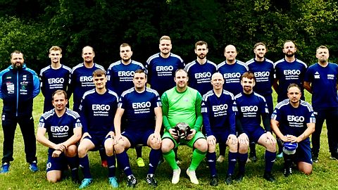 v.l.nr. hinten: Rene Adam, Dominik Alfred Mantz, Sebastian Wälisch, David Böhme, Nico Pelzer, Sandor Wälisch, Marcus Richter, Tobias Adolph, Maik Kratzer
v.l.n.r. unten: Maurice Binder, Sascha Loch, Stephan Raven, Robert Binsker, Crispin Franz, Lucas Bauer, Benjamin Falk

es Fehen: Julius Schmidt, Max Blümke, Christian Kaufmann, Maik Ludwig