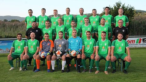 Hinterste Reihe v. l. n. r.: Kevin Schwarz, Joel Horak, Philipp Hogh, Martin Egermann, André Maucher, Yannick Helber, Leonardo Mazzei, Felix Bannert Mittlere Reihe v. l. n. r.: Torwarttrainer Tobias Müller, Robin Funk, Markus Ihling, Sebastian Hentschel, Lukas Kamhardt, Thorsten Ihling, Trainer Peter Hogh Vorderste Reihe v. l. n. r.: Andreas Incorvaia, Fabian Zenker, Luca Kerner, Philipp Hamm, Florian Funk, Lars Stoll, Nicolas Öhrle, Simon Hamm