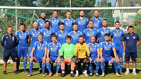 oben von links nach rechts: Florian Wallek, Gabriel Sonner, Jakop Lorenz, Felix Strohauer, Marc Gruber
Mitte von links nach rechts: Uwe Laier (Trainer), Patrick Schlömer (Co-Trainer) Dominic Kremer, Nabeel Mushtaq, Markus Jakobi, Tobias Haunstetter, Silvio Becker, Johannes Hochgesandt, Johannes Dillbahner, Paulo Rebelo (Co- Trainer)
unten von links nach rechts:Bruno Grasy, Ole Dechert, Luca Kistner, Daniel Brand, Sandro Pizzaleo, Elian Stradalski