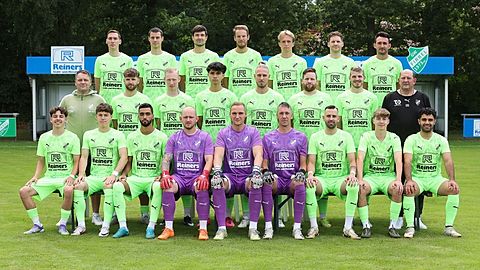 o.v.l Nico Gereke, Michael Olbrys, Tim Schouwer, Torben Lange, Tristan Darsow, Reinhard Grotlüschen, Julian Bennert
m.v.l. Bernd Grotlüschen, Felix Karius, Oliver Grünefeld, Arif, Özsimsek, Bastian Schaffer, Ralf Grotlüschen, Steffen Busemann, Gerd Suda
u.v.l. Oleg Schibelbein, Joost Diekmann, Oussama Marmouk, Pascal Hötzel, Felix Bohe, Jan Hellmers, Manuel Suda, Fynn-Jendrik Dierks, Mishel Hanna