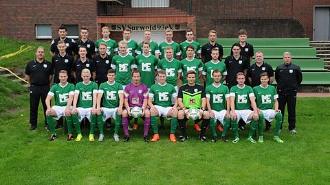 (hinten v.l.): Torwart-Trainer Andreas Langlitz, Christian Edamus, Christoph Terhalle, Eugen Granovski, Gerrit Thomes, Michael Eissing, Jannik Schmitz, Lennart Behnen, Henrik Grote. (Mitte v.l.): Betreuer Gerd Eissing, Marvin Schipper, Matthias Pallentin, Frank Hanneken, Leon Trentmann, Hendrik Walker, Dennis Voskuhl, Niklas Papen, Nils Röwer, Daniel Engbers, Ko-Trainer Bernd Sievers, Trainer Hermann Josef Bruns. (vorne v.l.): Hannes Hegerkamp, Carsten Schulte, Nikas Robin, Bernd Christmann, Karsten Lohmann, Keno Cordes, Tim Pohlmann, Matthias Janssen, Niklas Jansen.