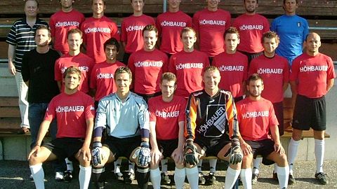 obere  Reihe von links: 1. Vorstand Manfred Weiß, Jan Boltik, Roland Ertl, Christian Duschner, Stephan Frischholz, Peter Kämpf, Arthur Skop, Trainer Josef Dütsch;
mittlere Reihe von links: Abtl. Armin Mutzbauer, Manuel Kett, Robert Elbl, Florian Kett, Christian Seifert, Fabian Hirmer, Tobias Mutzbauer, Stefan Thalhauser;
sitzend von links: Michael Dirscherl, Roland Frischholz, Thomas Kick, Thorsten Fienz, Marco Lorenz;