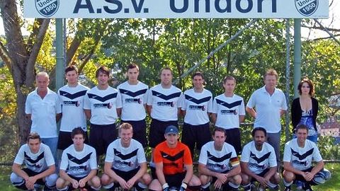 Hintere Reihe von links: Betreuer Franz Plattner, Alexander Adler, Stefan Kraus, Christoph Karl, Michael Meyer, Tobias Achter Achter, Stefan Orsinger, Trainer Reinhard Roderer, Sponsor vertr. durch Jasmin Schmaußer, Vordere Reihe von links: Andreas Faltermeier, Andreas Richnowski, Tobias Dischinger, Alexander Brandl, Florian Alkofer, Buchera Jamal, Dennis Achter / Es fehlen: Jürgen Melzl, Michael Federl, Matthias Samüller, Daniel Subasic, Michael Traidl, Matthias Brunner und die Neuzugänge Florian Schnabl, Bastian Untergrabner, Michael Zilliotto und Christian Lichtl