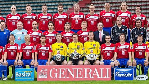 Obere Reihe von links:  (Trikotnummer: 24) Robert Zillner, (32) Dennis Mimm, (9) Mijo Tunjic, (4) Torben Hoffmann, (5) Christian Hain, (15) Andreas Brysch, (17) Sebastian Mitterhuber, (29) Marc Nygaard, (26) Michael Hefele, (7) Leandro Grech, (11) Nahuel Dario Fioretto. Mittlere Reihe von links: Physiotherapeutin Nelly Le Berre, Physiotherapeut Christian Blankl, Mannschafts-Betreuer Wolfgang Binderberger, (19) Gardar Gunnlaugsson, (31) Tim Jerat, (6) Roman Tyce, (2) Thorsten Schulz, Manager Erich Meidert, Torwart-Trainer Rainer Berg, Co-Trainer Matthias Lust, Trainer Klaus Augenthaler. Untere Reihe von links: (8) Daniel Pedro Minorelli, (3) Michael Stegmayer, (27) Michael Vitzthum, (20) Marcel Avdic, (12) Maximilian Birner, (1) Darius Kampa, (30) Stefan Riederer, (10) Ricardo Villar, (18) Stephan Thee, (16) Orkan Balkan, (28) Abdenour Amachaibou. Foto: SpVgg Unterhaching