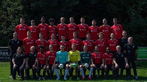 obere Reihe von links: Lukas Bolten, Jan-Philipp Schaper, Saymon Gebrihiwet, Wegahta Debesay, Leon Zelewski, Jesper Jensen, Paul Brackhagen, Butrint Rexhepaj, Jonas Junge, Leon Ramm; mittlere Reihe von links: Andreas Sievers, Paul Kaiser, Timon Wolf, Stefan Pohlmann, Finn Mantey, Jaris Paulsen, Pascal Bär, Ole Mahlstedt, Olaf Suhr, Matthias Krog; untere Reihe von links: Xenia Vett, Thies Hoyer, Aklilu Gebremeskel, Fabian Albrecht, Nils Witten, Sven Ocker, Leif-Jerrid Engels, Marvin Vett, Samuel Habtu, Kai Bolten