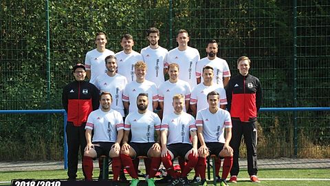 Reihe hinten (v.l.n.r): Sven Bläß, Adriatik Dragusha, Marc Eubel, Marc Trunk, Bruno da Silva
Reihe Mitte (v.l.n.r.): Fabian Schultes (Trainer), Philip Eubel, Oliver Halpaus, Louis Helsper, Maximilian Kühn, Constantin Halpaus (Trainer)
Vordere Reihe (v.l.n.r.): Christian Banz, Anas Haddaskar, Robin Breuer, Nikolas Bökert
Es fehlen: Rossi Ahmed, Maximilian Castenholz, Nils Kindgen, Marius Papke, Fabian Suttner, Ferkan Atac, Patrick Korn, Dutroith Santos, Malick Toure, Amin Imer