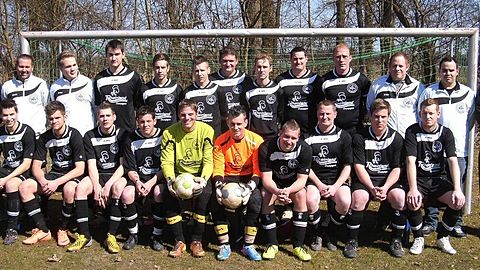h.R.v.l. Andreas Dreiers(Co-Trainer), Sebastian Brosch, Dennis Gruber, Tobias Krüger, Benne Dreiers, Timo Grüntjens, Simon Baaken, Rene Bellen, Pascal Goyke, Andreas Essen, Daniel Henken, Tobias Hillen, Michael Lindemann(Trainer)
v.R.v.l. Yannik Gaulke, Florian Schages, Sascha Linder, Patrick Ulken, Danny Weinberger, Justin Thiele, Sven Schrörs, Andreas Neblung, Kevin van den Berg, Sascha Poppinga