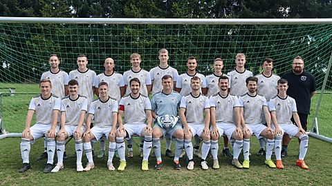 Hintere Reihe, v.l.n.r Daniel Baustert, Robert Heinz, Nico Hettinger, Jakob Priesmann, Felix Ernzerhof, Francesco Hubert, Benny Domas, Aaron Scheuren, David Weinand, Christian Illien (Trainer);
Vordere Reihe, v.I.n.r Lars Galter, Louis Schabo, Mika Scheuren, Michael Bermes, Philipp Peters, Leon Hoffmann, Tim Hoffmann, Patrick Fandel, Oliver Schabo;
es fehlen: Daniel Nesges, Christoph Baustert, Hannes Rodens, Lorenz Begon, Tim Trierweiler, Dietmar Seidl (Torwarttrainer)