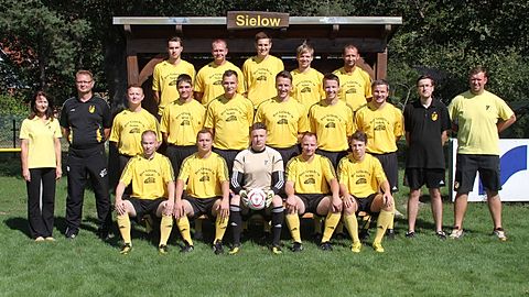 Obere Reihe von links: Christopher Knoll, Florian Jordan, Christian Dittmann, Patrick Lisinski, Dirk Beger
Mittlere Reihe von links: Betreuerin Sabine Glodny, Trainer Uwe Kleemann, Steven Glodny, David Hoffmann, Maik Watzke, Andreas Voigt, Torsten Winkler, Jörg Gabbert, Betreuer Bastian Klonowski, Abteilungsleiter Christian Kschenka
Untere Reihe von links: Daniel Klose, Michael Krautzig, Stefan Janke, Hans Liesmann, Marius Leisner

Es fehlen: Eric Bauer, Paul Ruhl, Clemens Vogel, Martin Weise, Jan Becker, Steven Drabo, Thomas Korrenz, Lukas Schwarz, Paul Günther, Dennis Depta, Chris Franke und Daniel Müller