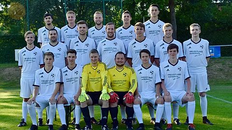 Foto: Julia Lange

oben vlnr: Emre Öztatar, Silas Fromme, Philipp Laskowski, Jannik Kipker, Sokol Gutaj
mitte vlnr: Sebastian Castrup, Jan Oelgeschläger, Mate Istel, Hendrik Elixmann, Jannis Spreckelmeyer, Pascal Orning, Michael Kolbfleisch
unten vlnr: Tobias Seelhöfer, Felix Meemann, Andre Bölscher, Pascal Rührwiem, Niklas Beineke, Thilo Hillebrand